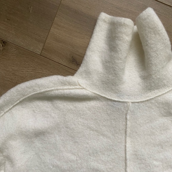 Banana Republic Turtleneck Sweater - Picture 2 of 7